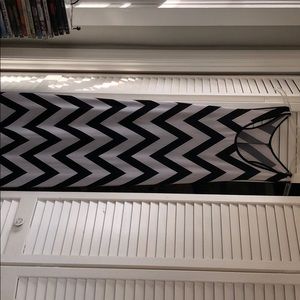 Black and white zig zag design maxi-dress